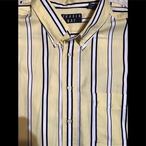 Men’s size extra large trader bay short sleeve casual button down shirt